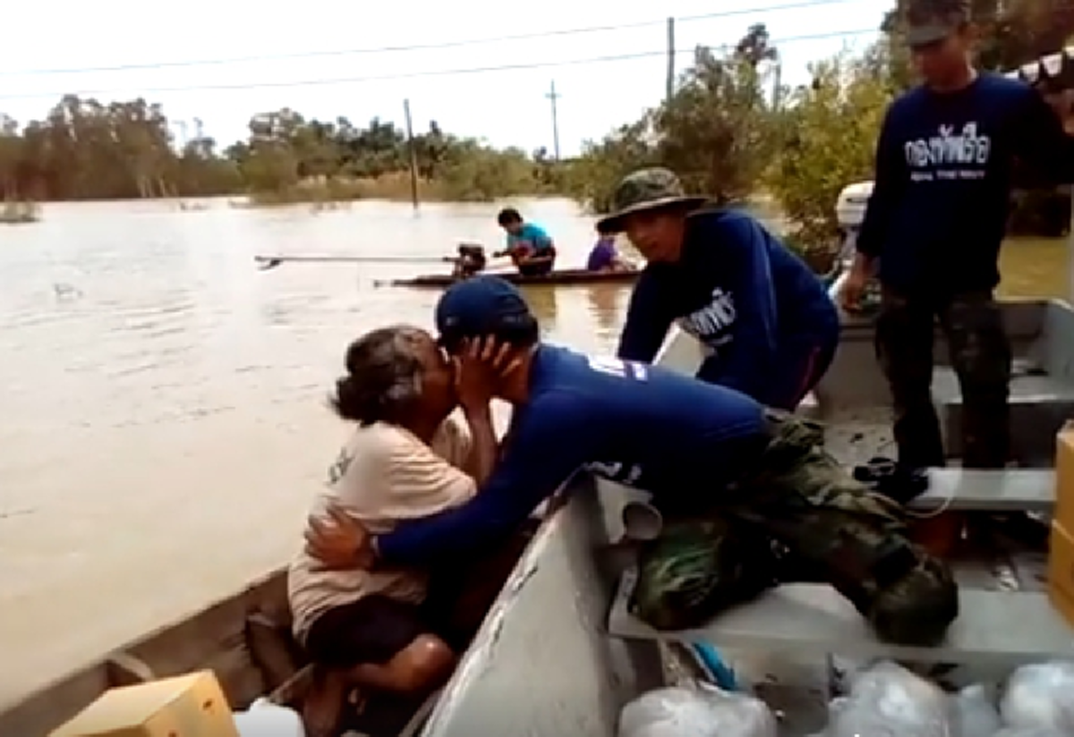 ยายจ๋า...สู้ๆนะยาย!! เสียงจากใจ "ทหารเรือ" ในยามที่ อ.ชะอวด มองไปทางไหนก็มีแต่ผืนน้ำเวิ้งว้าง ฟังแล้วถึงกับน้ำตาซึม!!! (ชมคลิป)