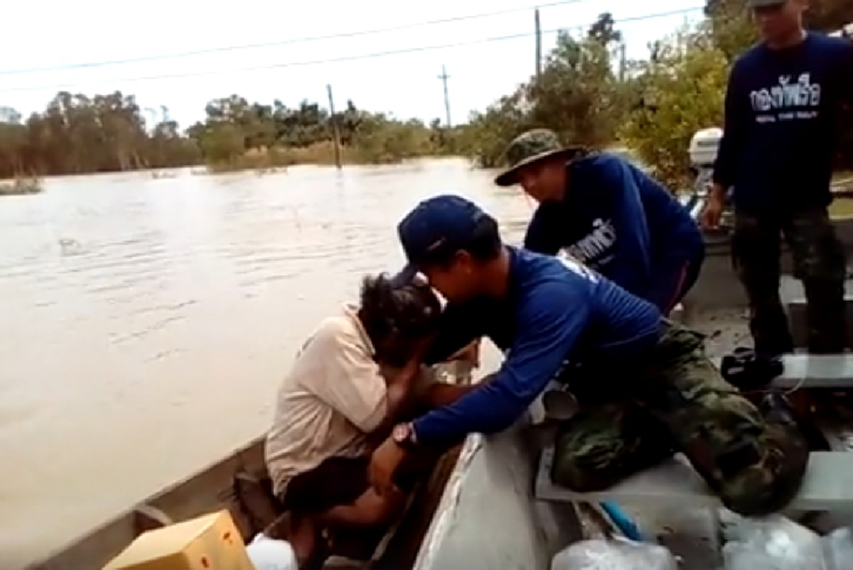 ยายจ๋า...สู้ๆนะยาย!! เสียงจากใจ "ทหารเรือ" ในยามที่ อ.ชะอวด มองไปทางไหนก็มีแต่ผืนน้ำเวิ้งว้าง ฟังแล้วถึงกับน้ำตาซึม!!! (ชมคลิป)