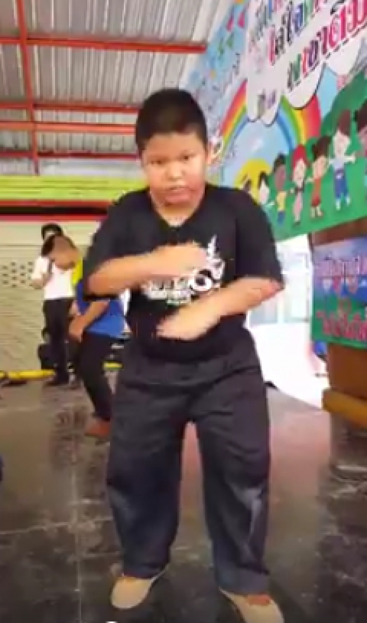 สวดย๊วดดด!!! เจอตัวแล้ว "สายย่อตัวจริง" ยอมใจ "หนูน้อย" กับท่าเต้นรับวันเด็ก ที่ใครๆเห็นก็ยอมสยบให้!!! (ชมคลิป)
