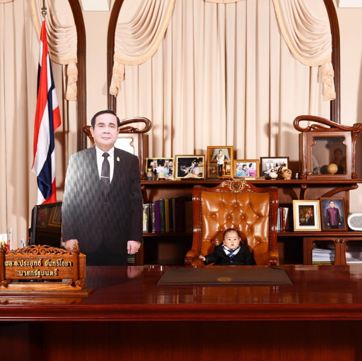 น่ารักหนักมาก!!! เมื่อ "เจ๊เปา บางพลี" จัดเต็มแต่งตัวเหมือน "ลุงตู่" นั่งบนเก้าอี้นายกฯ ที่ทำเนียบงานนี้บอกเลยทั้งฮาทั้งน่ารัก!!! (มีคลิป)