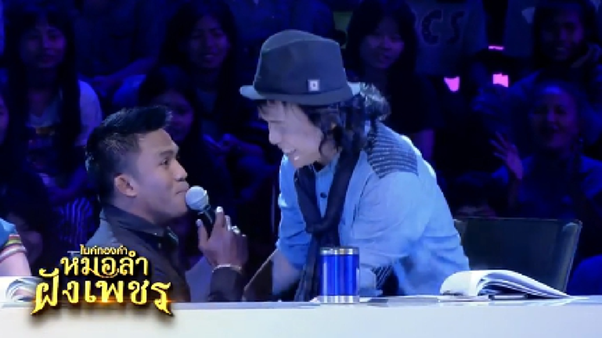 ถึงกับยอมใจ!!! เมื่อ "บัวขาว" ถึงกับคุกเข่าขอ "ครูสลา" ลุกขึ้นเต้น แลกกับการได้ "ตุ๊กกี้" เป็นเมีย งานนี้ถึงกับฮาม่วนคักทั้งสตูฯ!!! (ชมคลิป)