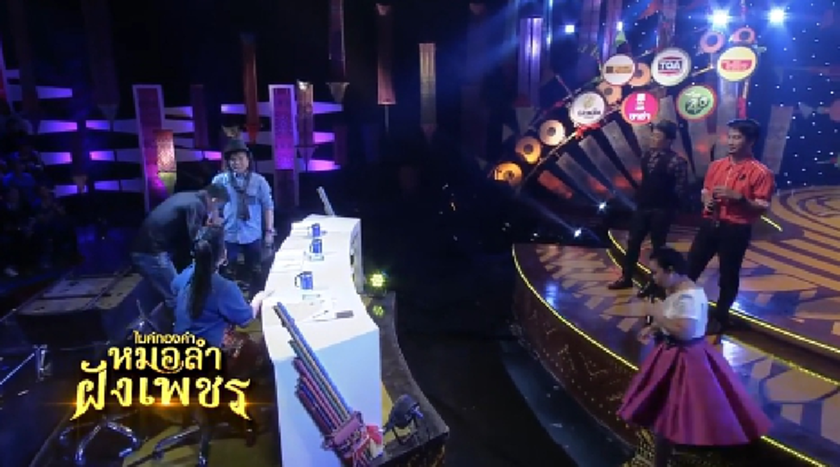 ถึงกับยอมใจ!!! เมื่อ "บัวขาว" ถึงกับคุกเข่าขอ "ครูสลา" ลุกขึ้นเต้น แลกกับการได้ "ตุ๊กกี้" เป็นเมีย งานนี้ถึงกับฮาม่วนคักทั้งสตูฯ!!! (ชมคลิป)