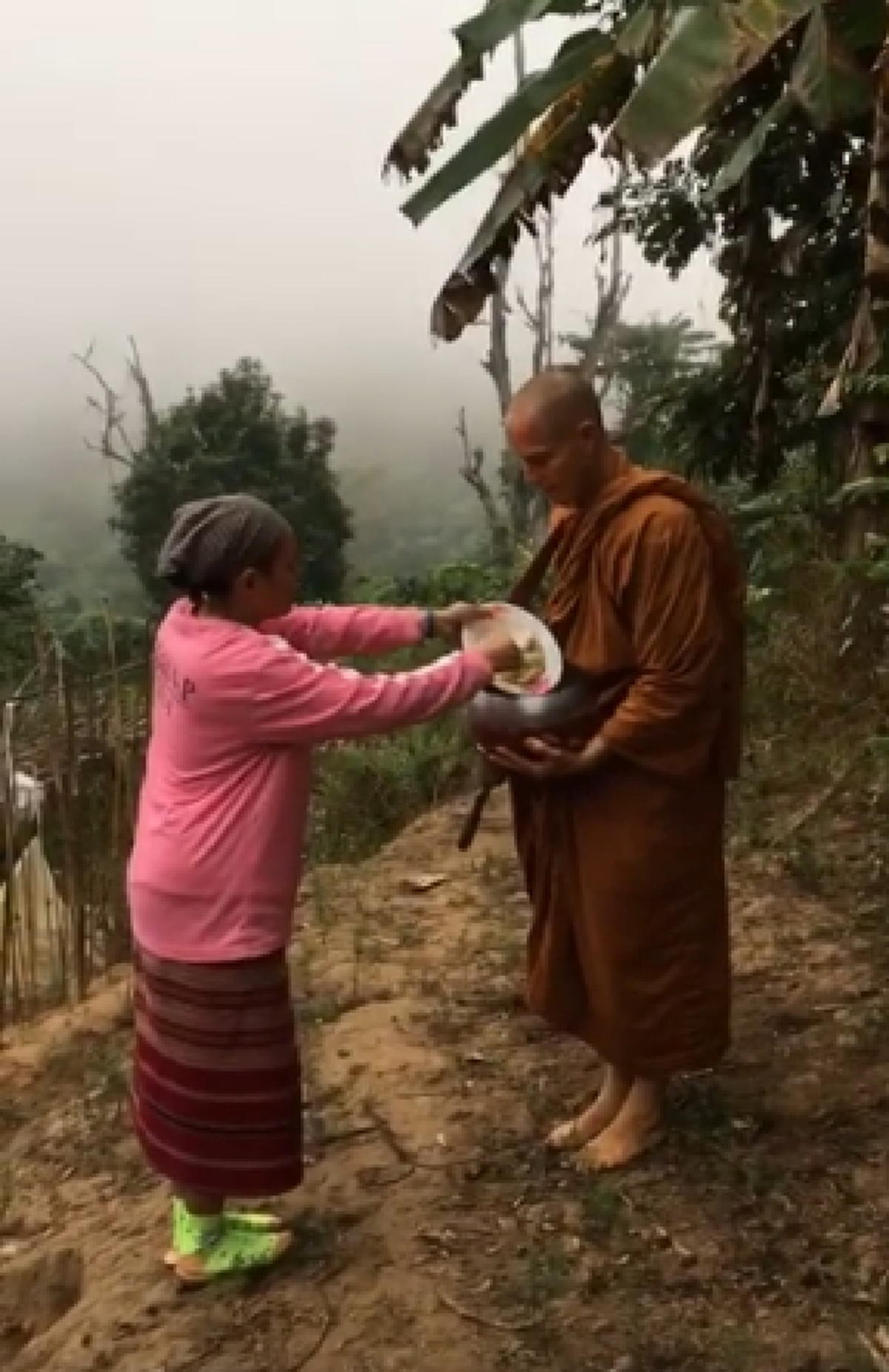 ผู้คือพระอย่างแท้จริง!!! ชาวเน็ตแห่แชร์เรื่องราว "พระจูเลี่ยน" พระฝรั่งบนดอย บิณฑบาตรอาทิตย์ละ 3 ครั้ง เดินเท้าเปล่า-ฉันเจ อาศัยอยู่ในป่าลึก