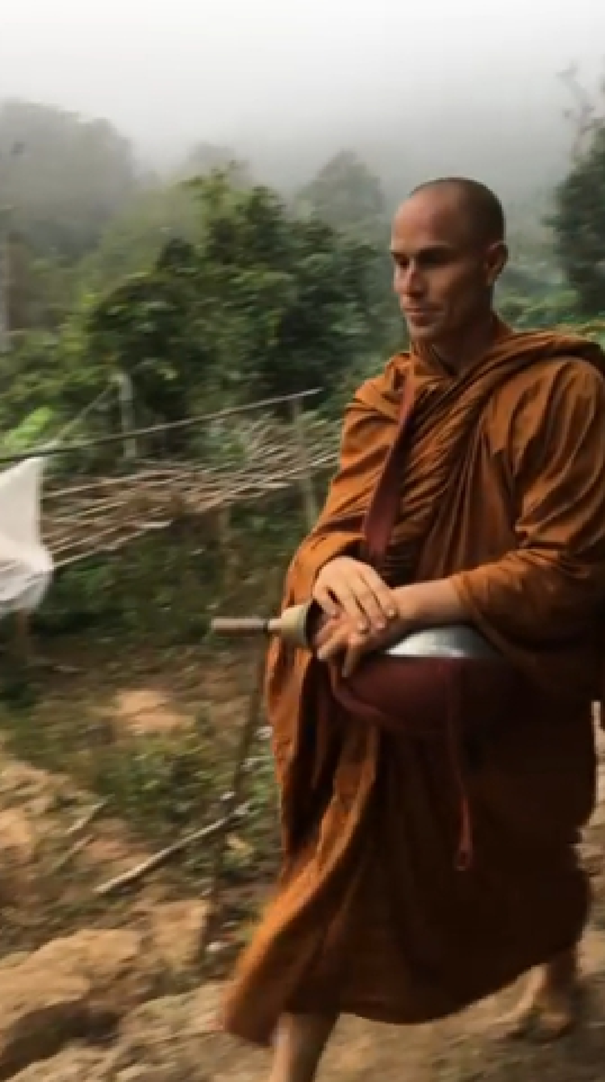 ผู้คือพระอย่างแท้จริง!!! ชาวเน็ตแห่แชร์เรื่องราว "พระจูเลี่ยน" พระฝรั่งบนดอย บิณฑบาตรอาทิตย์ละ 3 ครั้ง เดินเท้าเปล่า-ฉันเจ อาศัยอยู่ในป่าลึก
