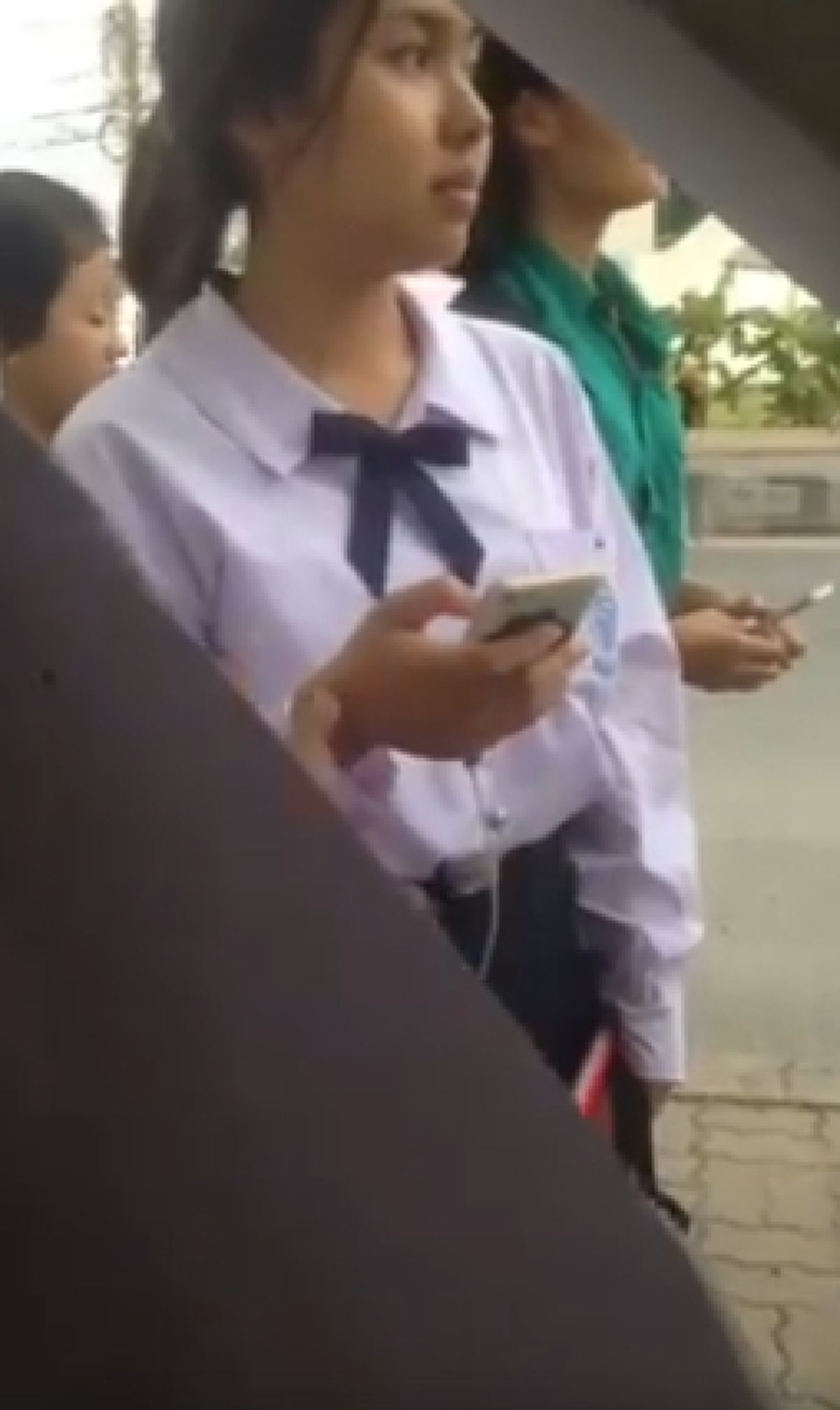 คนดูเกือบล้าน!!! คลิป "5 วิเปลี่ยนชีวิต" เมื่อนักเรียนสาวเจอเพื่อนแกล้ง เจาะลูกโป่งให้แตกใส่หน้า แต่สิ่งที่เกิดขึ้นกลับฮาลั่นถนน (คลิป)