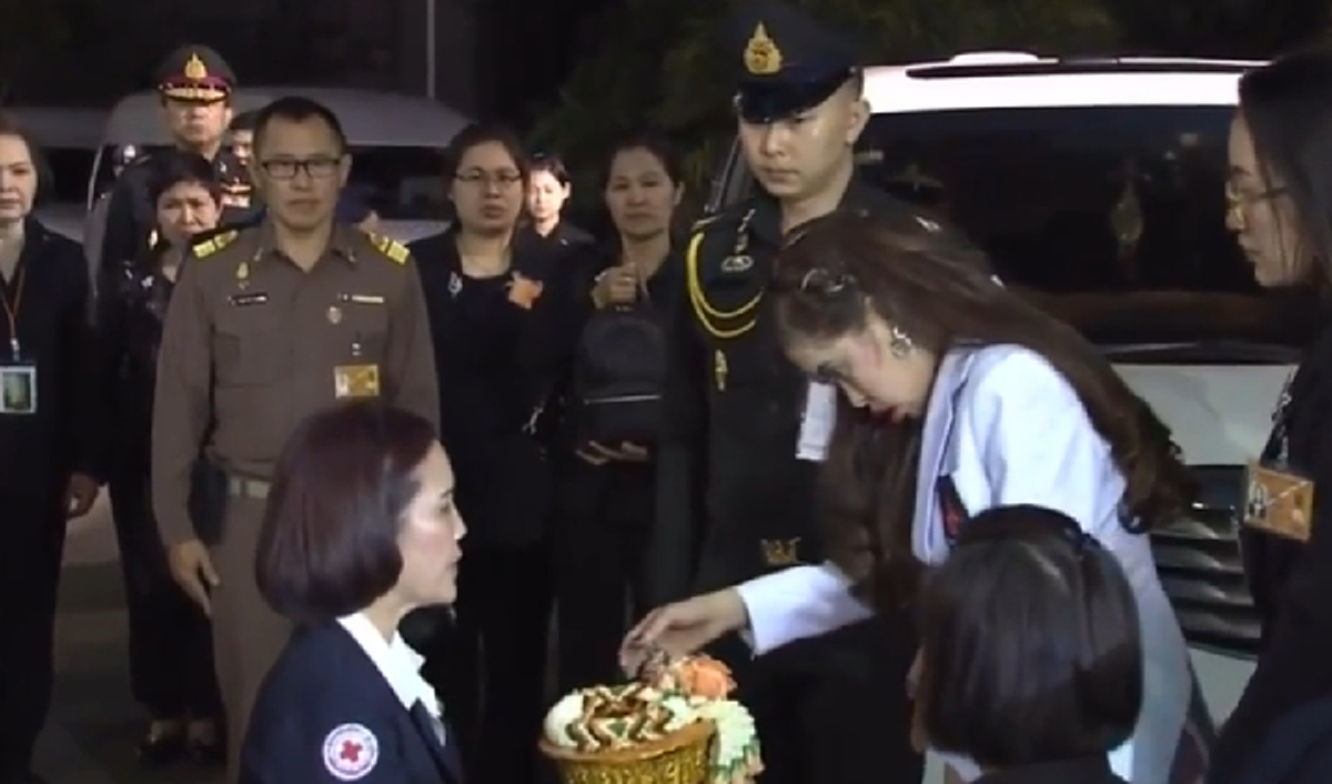 "ฟ้าหญิงจุฬาภรณ์ฯ" ตรัส "ขอโทษประชาชน" พร้อมยกพระหัตถ์ทรงคม ภายหลังเสด็จฯ เยี่ยมผู้ประสบอุทกภัยช้า เนื่องจากทรงประชวร (ชมคลิป)