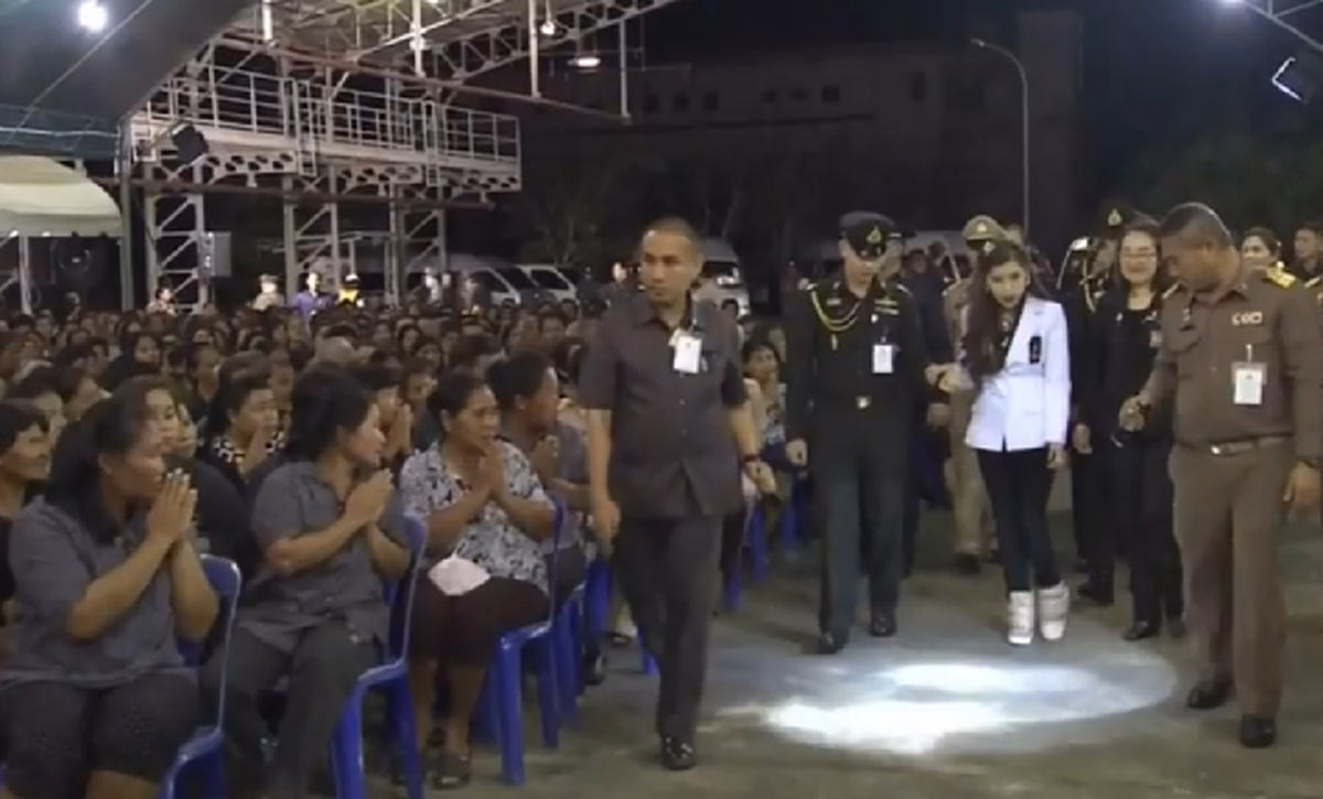 "ฟ้าหญิงจุฬาภรณ์ฯ" ตรัส "ขอโทษประชาชน" พร้อมยกพระหัตถ์ทรงคม ภายหลังเสด็จฯ เยี่ยมผู้ประสบอุทกภัยช้า เนื่องจากทรงประชวร (ชมคลิป)