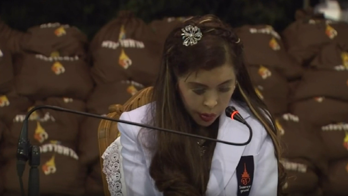 "ฟ้าหญิงจุฬาภรณ์ฯ" ตรัส "ขอโทษประชาชน" พร้อมยกพระหัตถ์ทรงคม ภายหลังเสด็จฯ เยี่ยมผู้ประสบอุทกภัยช้า เนื่องจากทรงประชวร (ชมคลิป)