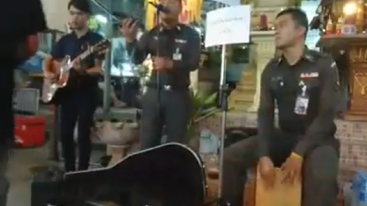 มาด้วยหัวใจ!!! "นายตำรวจ" เล่นดนตรีเปิดหมวกหาเงินช่วยน้ำท่วมใต้ แถมพอฟังเสียงแล้วไม่ธรรมดา หล่อทั้งใจ ทั้งเสียงแบบนี้ได้ใจไปเต็มๆ!! (คลิป)