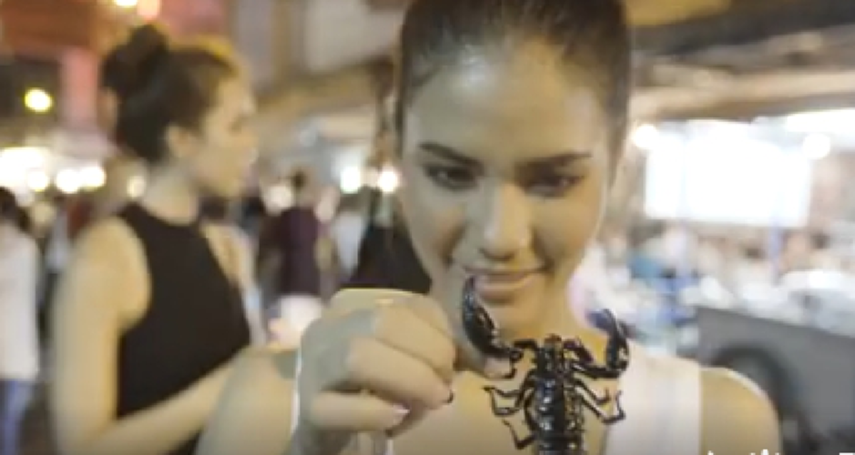 งามอย่างไทยจริงๆ!!! กองประกวด "Miss Universe" ปล่อยคลิป "น้ำตาล ชลิตา" แนะนำอาหารไทย แถมชิมแมงป่องให้ดูเป็นตัวๆ (คลิป)