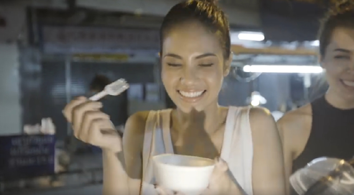 งามอย่างไทยจริงๆ!!! กองประกวด "Miss Universe" ปล่อยคลิป "น้ำตาล ชลิตา" แนะนำอาหารไทย แถมชิมแมงป่องให้ดูเป็นตัวๆ (คลิป)