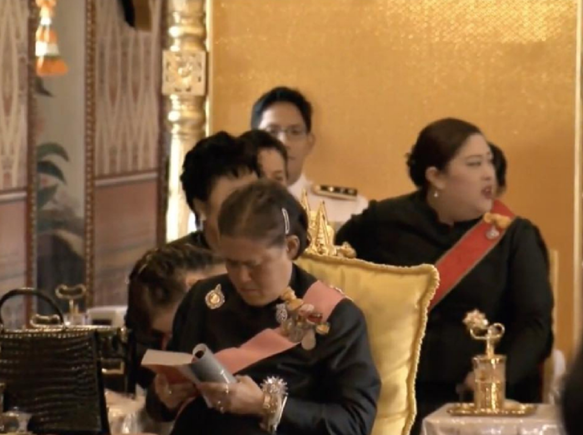 พระผู้เป็นแบบอย่าง!!! คลายสงสัย หลังโลกออนไลน์แชร์ภาพนี้ ขณะ "สมเด็จพระเทพฯ" ระหว่างรอรับเสด็จในหลวง ร.10 ในงานพระราชพิธี #ทรงพระเจริญ