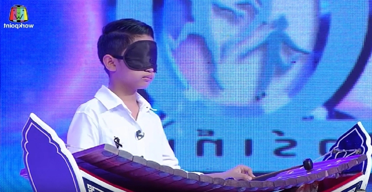 ถึงกับทึ่งทั้งสตูฯ!!! เมื่อ "ขุนคิม" หนูน้อยผู้เดินตามรอย "ขุนอิน" ขึ้นเวทีโชว์ "เดี่ยวระนาดเอก" แบบปิดตา บอกเลยเป๊ะระดับขั้นเทพ!!! (ชมคลิป)
