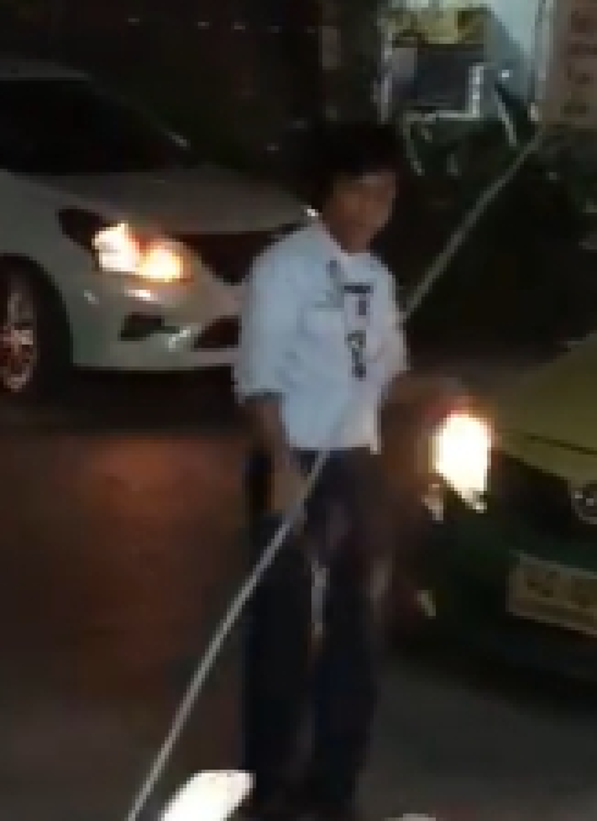 กราบแอคติ้ง!!! หนุ่มเจอตูบ 4 ขาเดินไม่ได้กลางถนน หวังดีจะเข้าช่วยแต่ต้องสะตั๊นเมื่อเจ้าตูบหันหน้ามาแสยะยิ้ม...แล้วลุกขึ้นเดิน? (คลิป)