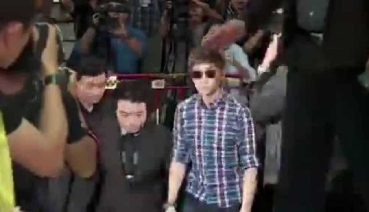 ด่วนที่สุด!!! "เบนซ์ เรซซิ่ง" เข้ารายงานตัวพบตำรวจ ปส. เพื่อชี้แจงทรัพย์สิน หลังถูกซัดทอดพัวพันการฟอกเงินเครือข่ายค้ายา ไซซะนะ (มีภาพ)