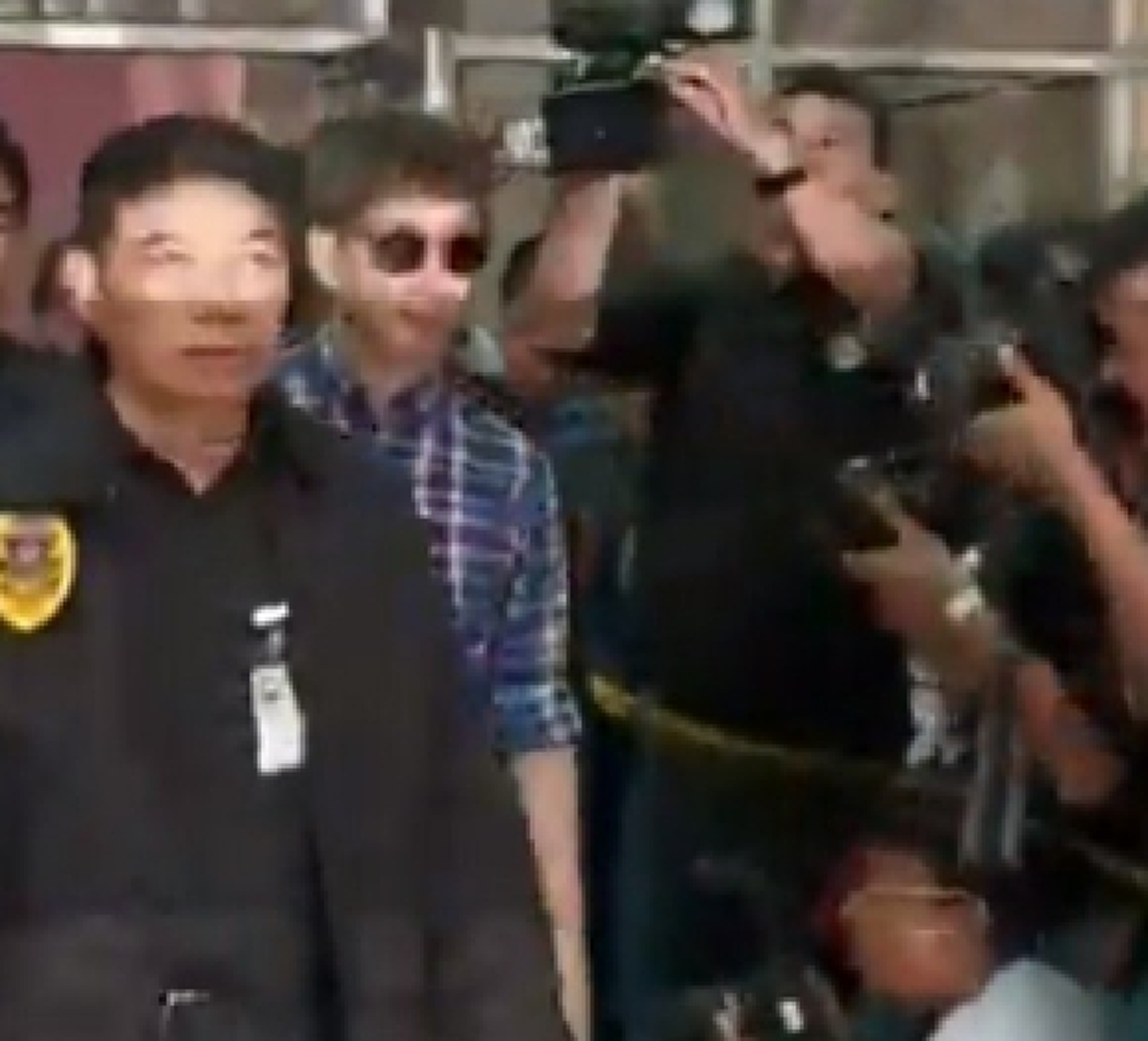 ด่วนที่สุด!!! "เบนซ์ เรซซิ่ง" เข้ารายงานตัวพบตำรวจ ปส. เพื่อชี้แจงทรัพย์สิน หลังถูกซัดทอดพัวพันการฟอกเงินเครือข่ายค้ายา ไซซะนะ (มีภาพ)