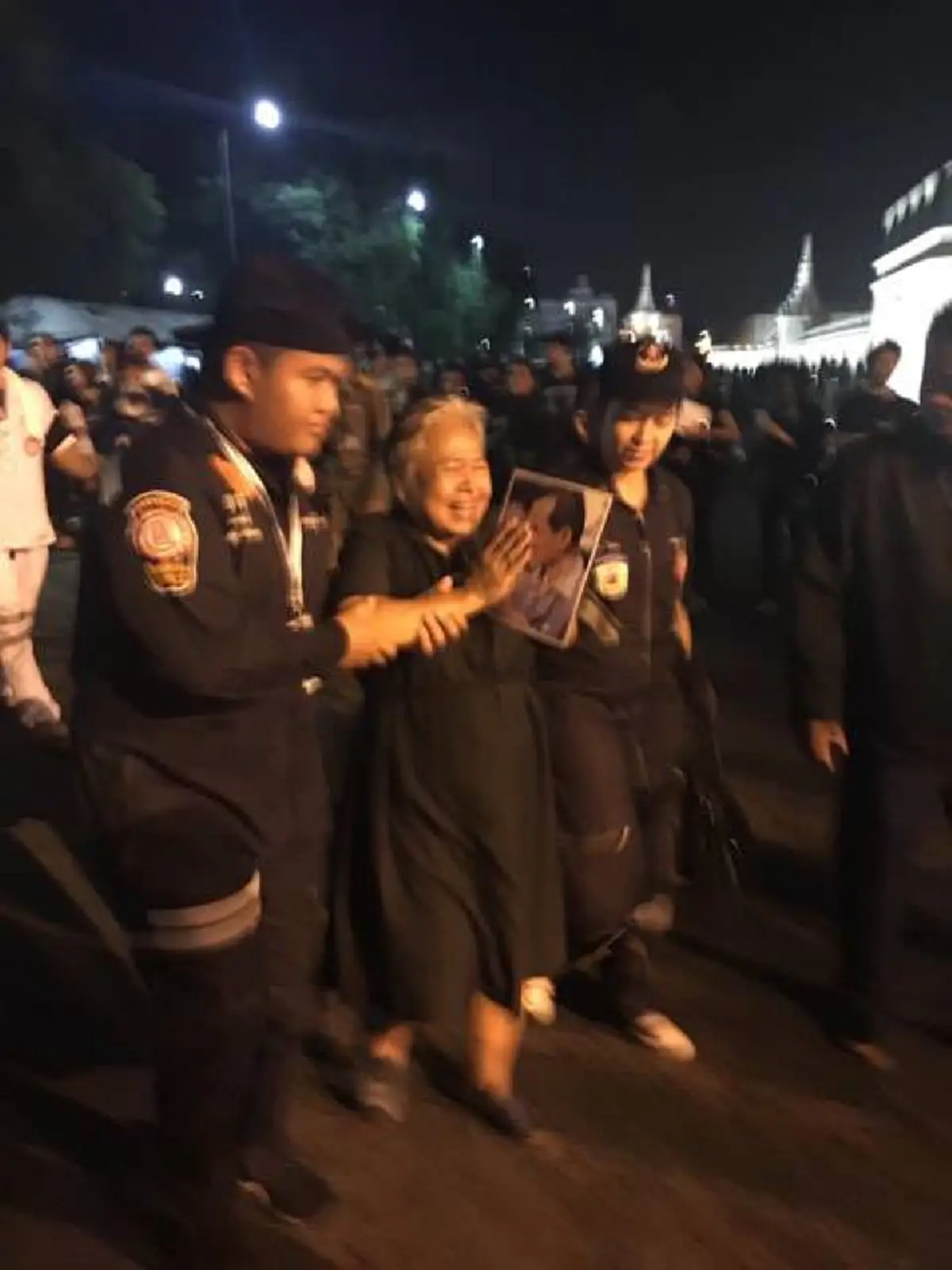 กลั้นน้ำตาไม่อยู่!! "คุณป้า" สุดดีใจยกมือไหว้ท่วมหัว หลังได้เป็น "คนสุดท้าย" ของวัน เข้าถวายสักการะพระบรมศพ 
