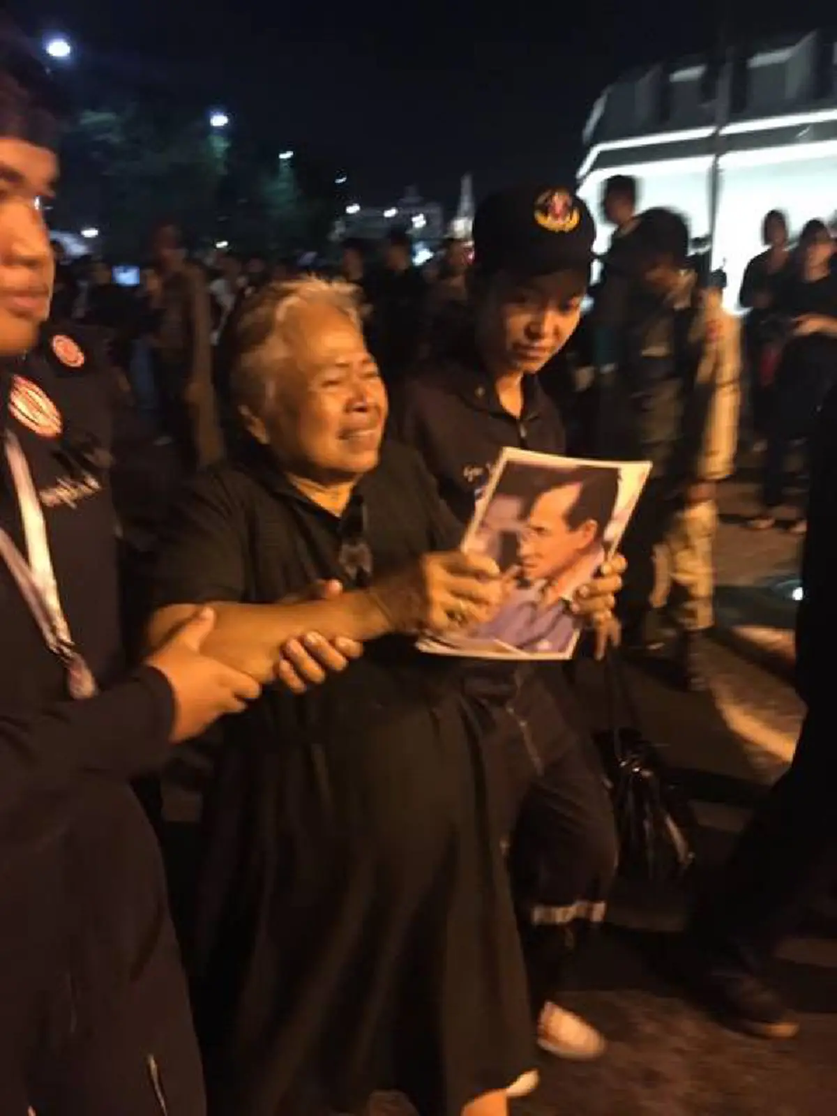 กลั้นน้ำตาไม่อยู่!! "คุณป้า" สุดดีใจยกมือไหว้ท่วมหัว หลังได้เป็น "คนสุดท้าย" ของวัน เข้าถวายสักการะพระบรมศพ 