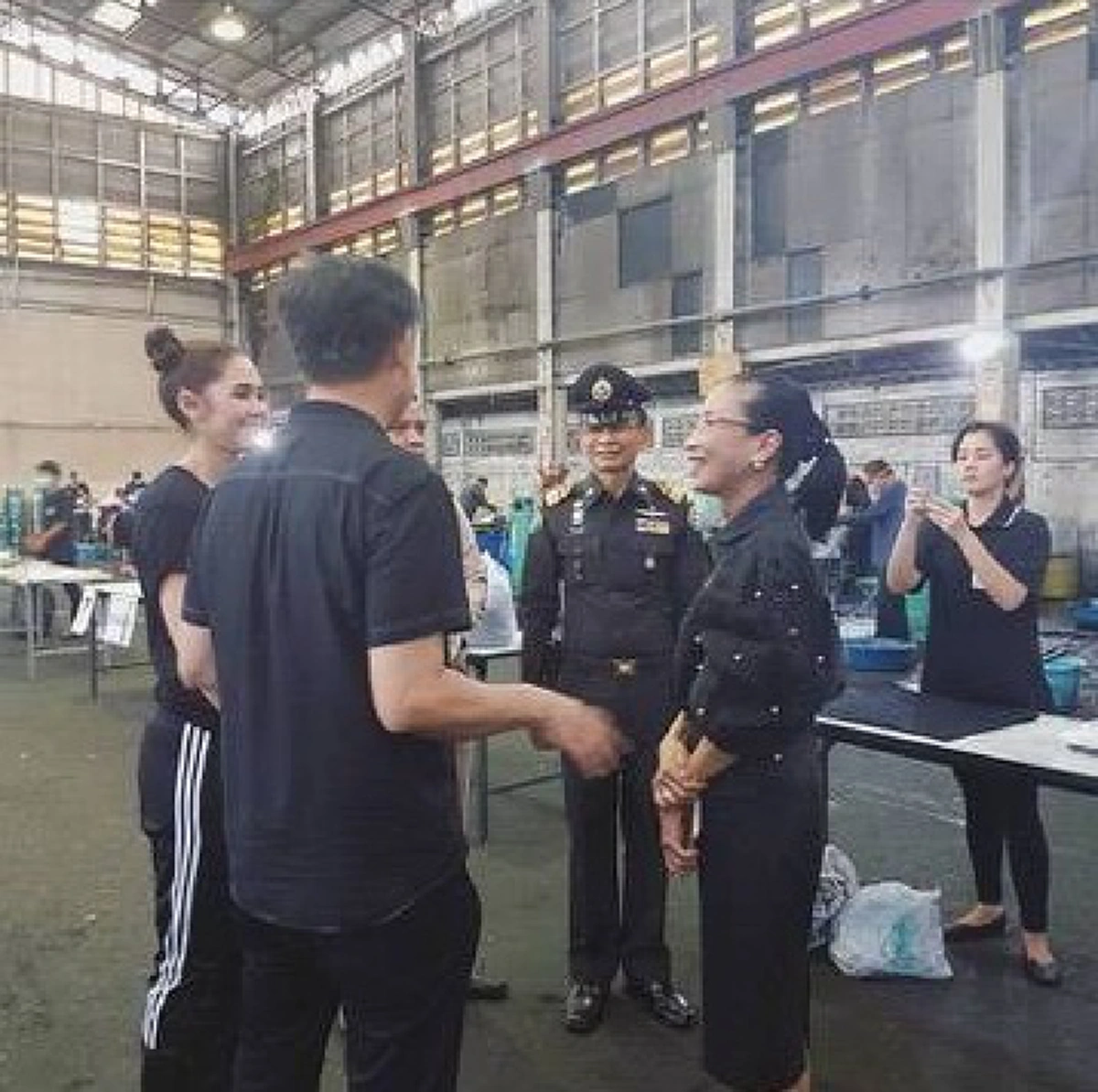 "ชมพู่ อารายา" ยังคงเดินหน้า "ย้อมผ้าเพื่อเพื่อน" ทำความดีทุกวัน ไม่มีเหนื่อย ถวายพ่อหลวง ร.๙