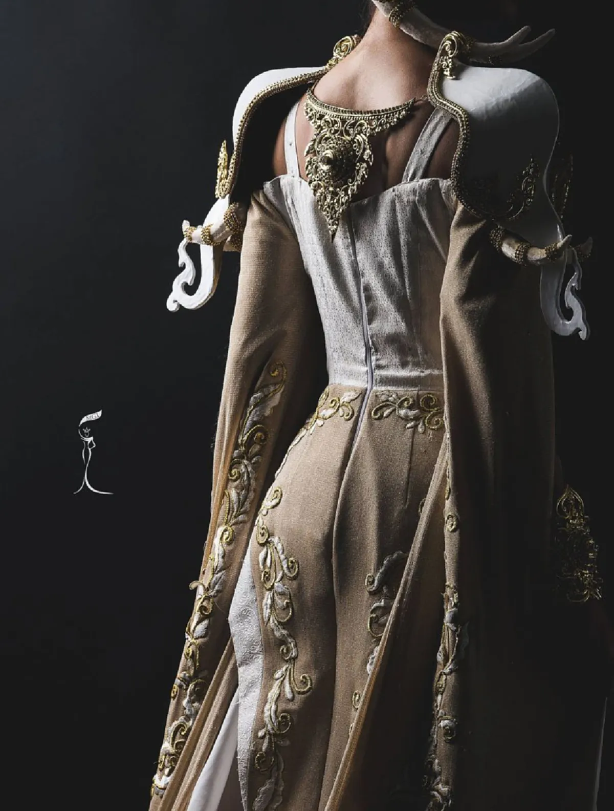 งดงาม...ทรงพลัง!!! เปิดตัวชุดประจำชาติ "พลายทรงสุริยะกษัตริย์" บนเวที "มิสทัวริซึ่ม เมโทรโพลิแทนฯ" สู่สายตาชาวโลก (ชมภาพ)