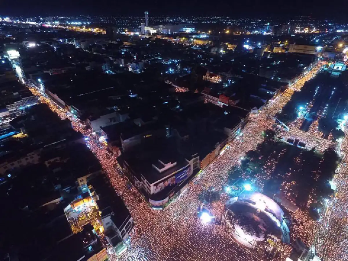 อัศจรรย์แห่งความจงรักภักดี...คนโคราชรวมใจ จุดเทียน-ร้องเพลงสรรเสริญ จากฝนตกหนักหยุดราวปาฏิหาริย์!! (ชมคลิป)
