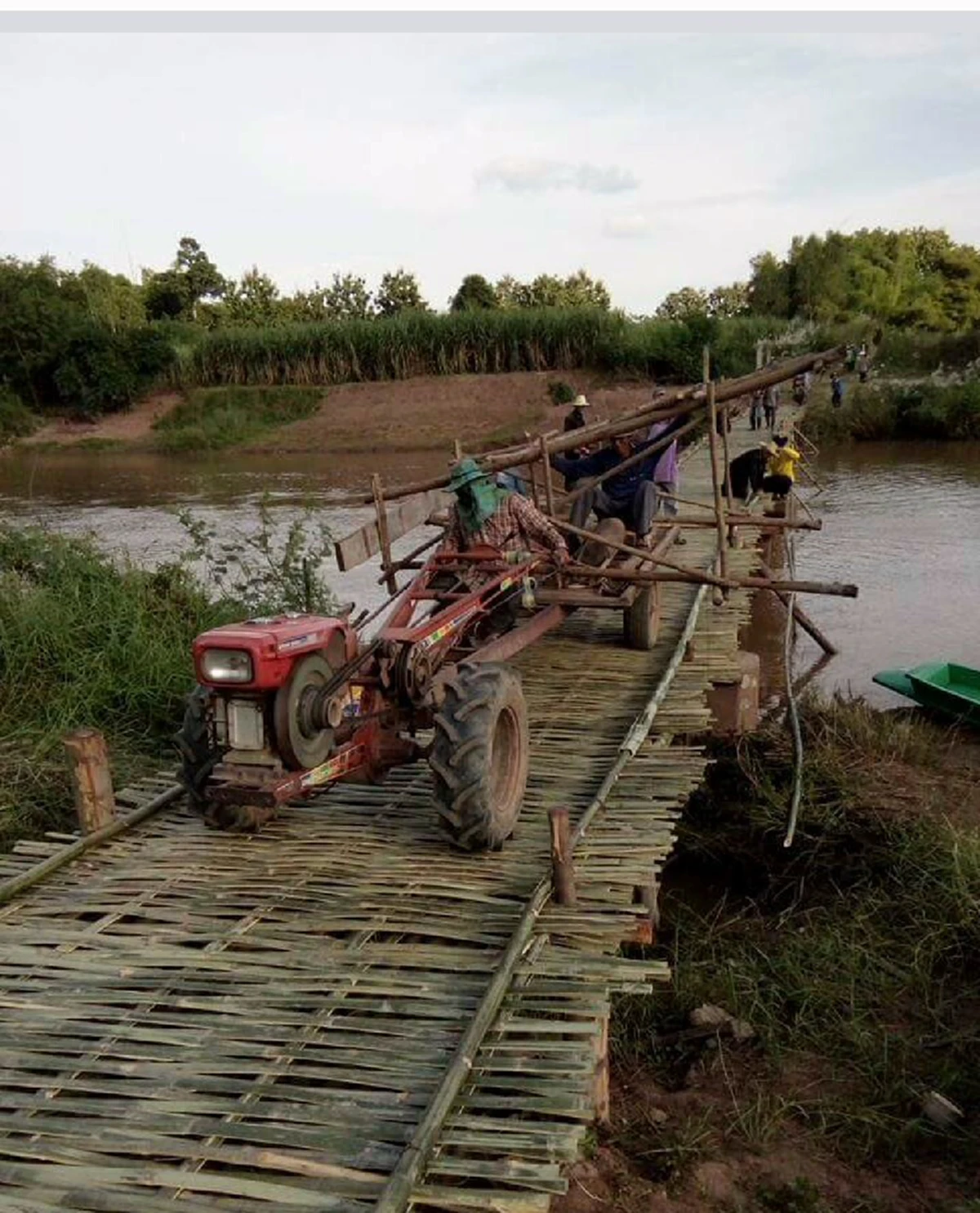 มันน่ายุบๆให้หมดสิ้นอปท.??? ชาวบ้านป่าเป้า จ.เลยรวมหัวใจสร้างสะพานข้ามน้ำขนผลผลิตออกขาย พ้อหนักขอท้องถิ่นช่วยอ้างแต่เรื่องงบฯ!!?!!