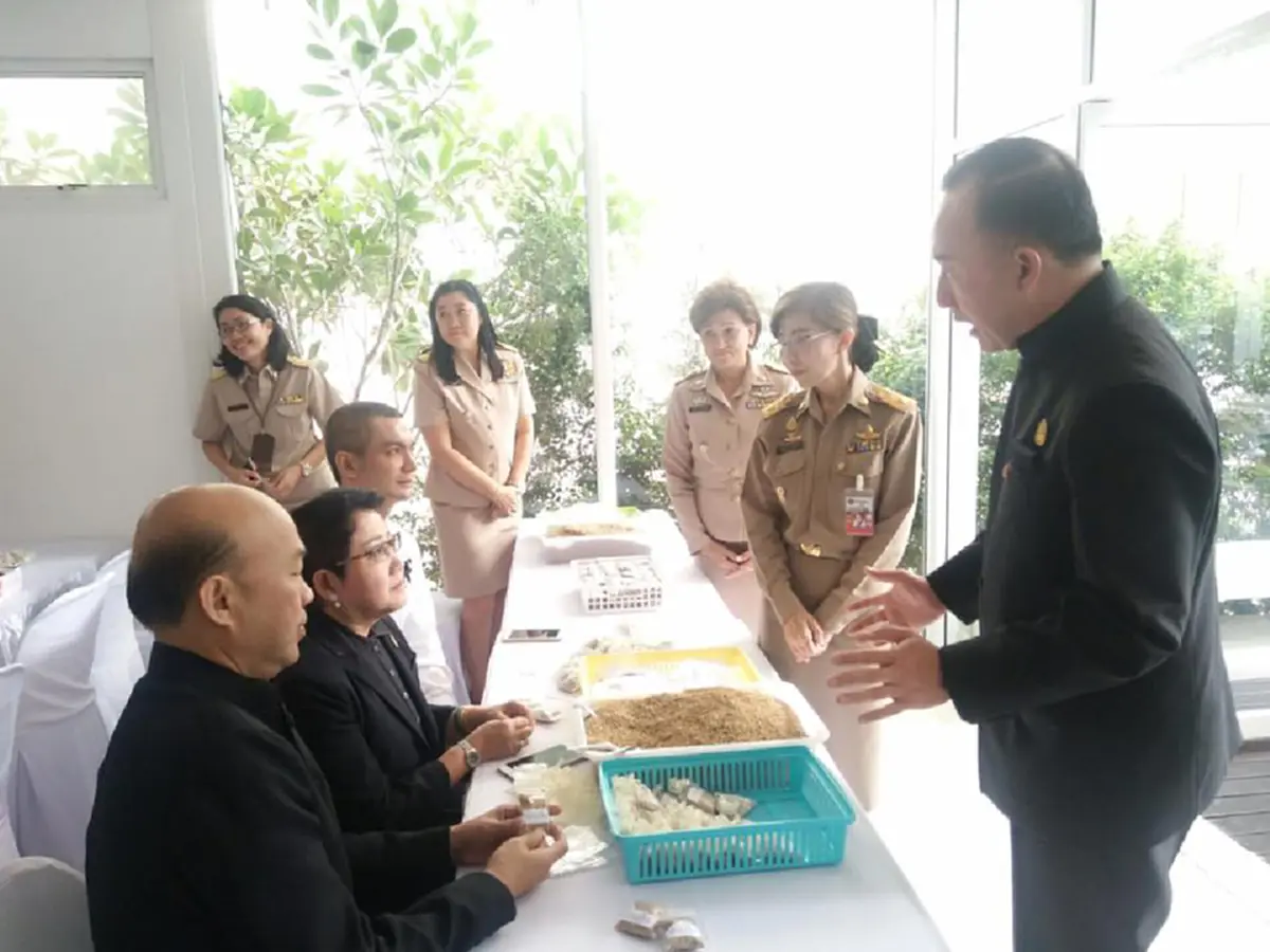 สำนักนายกขอเชิญจิตอาสาร่วมทำของที่ระลึก ข้าวพอเพียง แจกประชาชนถวายบังคมพระบรมศพแจกวันละ 2 หมื่นถุง