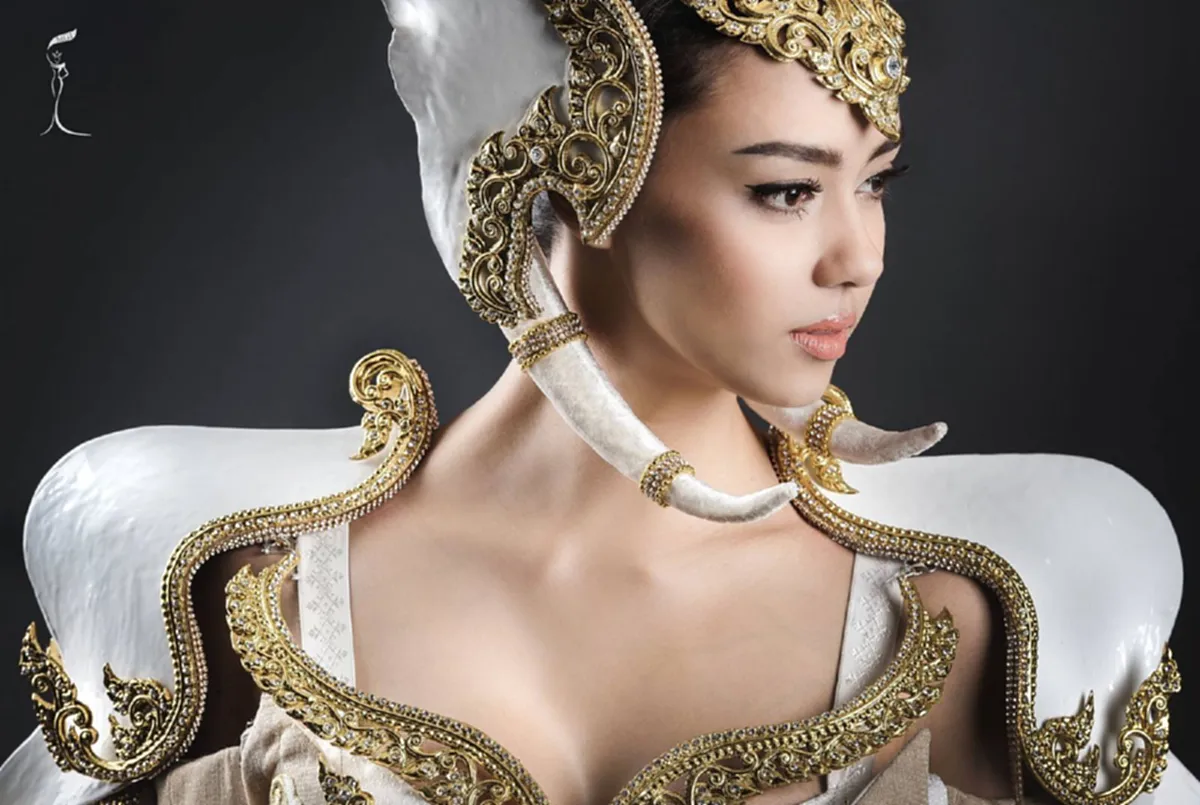 งดงาม...ทรงพลัง!!! เปิดตัวชุดประจำชาติ "พลายทรงสุริยะกษัตริย์" บนเวที "มิสทัวริซึ่ม เมโทรโพลิแทนฯ" สู่สายตาชาวโลก (ชมภาพ)