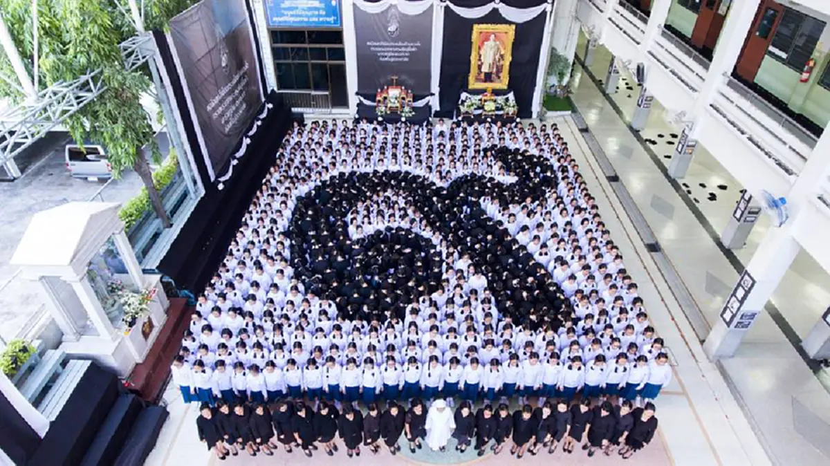 พร้อมเพรียง อย่างงดงาม  รร.อัสสัมชัญคอนแวนต์ ร่วมกราบพระบรมฉายาลักษณ์-แปรอักษร ถวายความอาลัยในหลวง ร.9 (ภาพ+รายละเอียด)