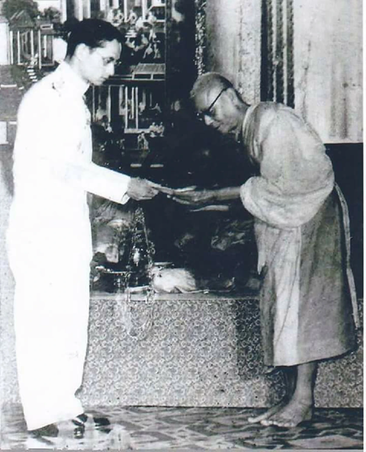 เล่าเรื่อง "หลวงพ่อเงิน" วัดดอนยายหอม ครั้งพบกับ "ในหลวง ร.๙" กษัตริย์ผู้มีพระราชจริยาวัตรที่งดงาม