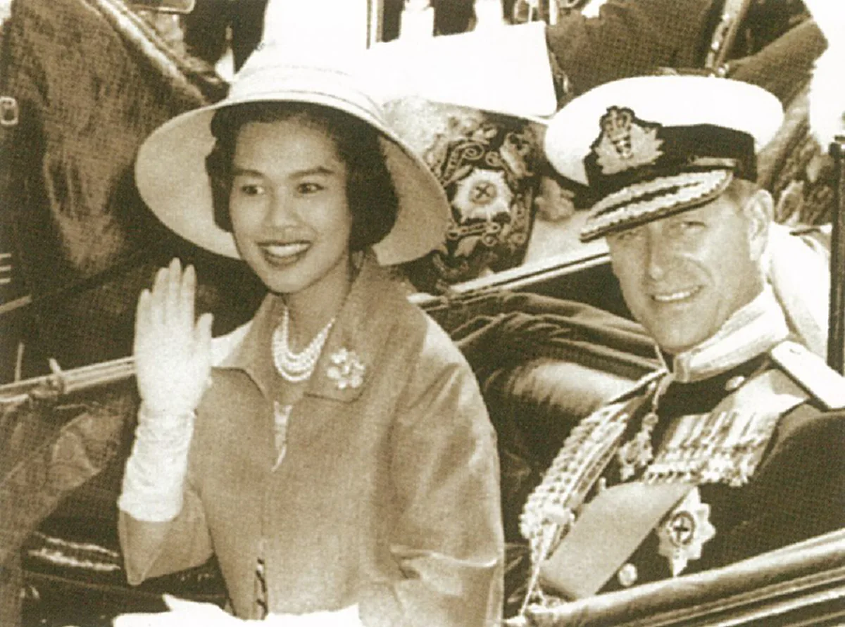 ภาพหาชมยาก!!! ประชาชนชาวอังกฤษ เฝ้ารับเสด็จฯ ในหลวง ร.๙ - พระราชินี ขณะทรงประทับรถม้าสู่พระราชวังบักกิ้งแฮม (ชมภาพ)