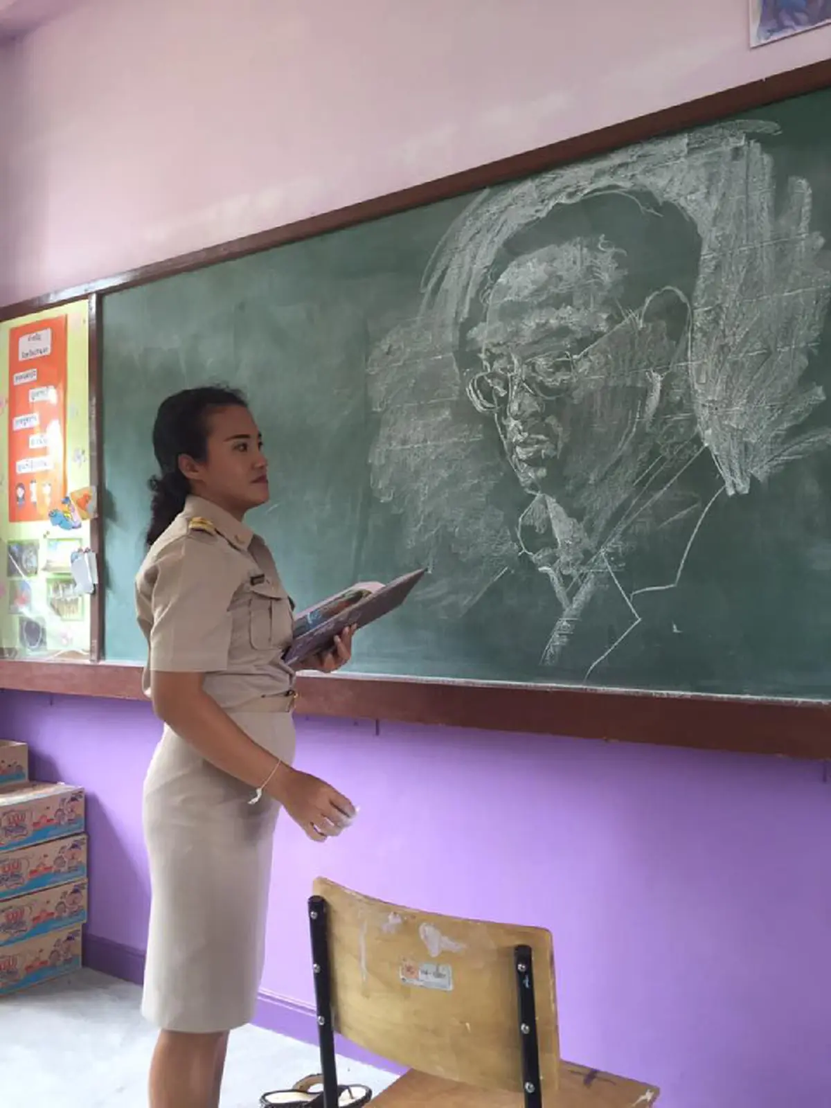 ภาพจากหัวใจ!!! "ครูระนอง" ใช้ชอล์กวาดภาพพระบรมสาทิสลักษณ์ "ในหลวง ร.๙" บนกระดานดำห้องเรียน ให้นักเรียนได้ชม