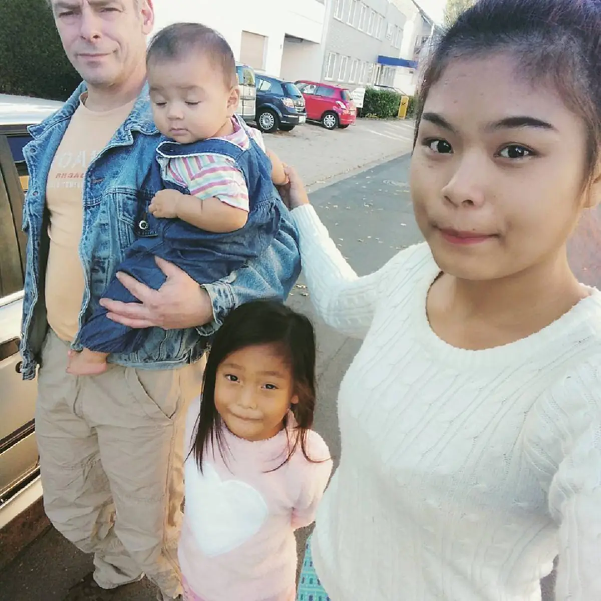 ชัดเจนไม่ต้องแปลความหมาย!! สาวอีสานโพสต์คลิปเล่าชีวิตเป็นเมียฝรั่ง บอกไม่ได้สบายอย่างที่ใครๆคิดไว้ ...(เมืองไทยนี่แหละสุขสุดๆแล้ว)? (มีคลิป)