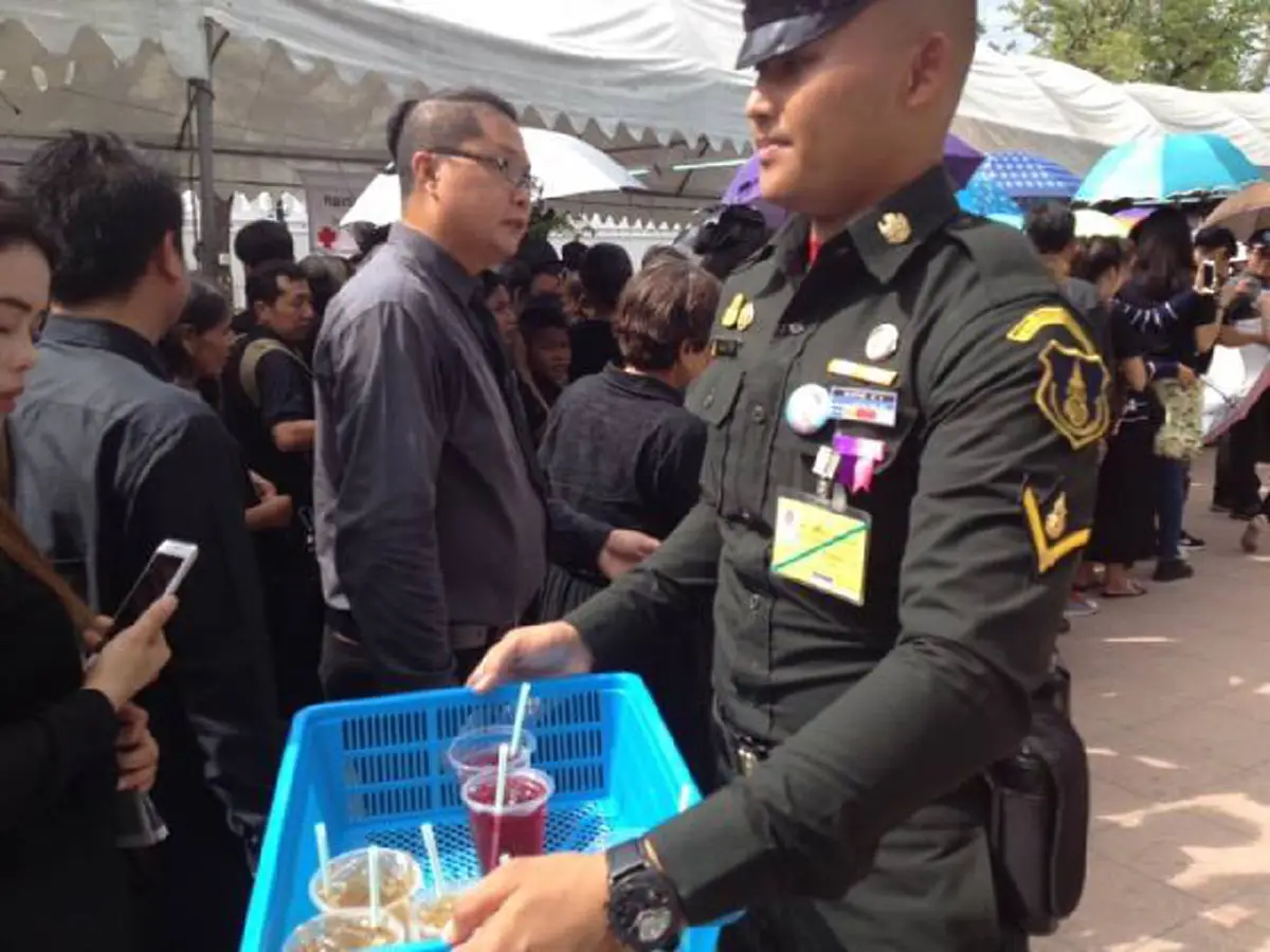 สมเด็จพระบรมโอรสาธิราชฯ "พระราชทานน้ำสมุนไพร" ให้ ปชช.ที่เข้าแถวรอเข้ากราบถวายสักการะ เบื้องหน้าพระโกศ พระบรมศพในหลวง ร.๙
