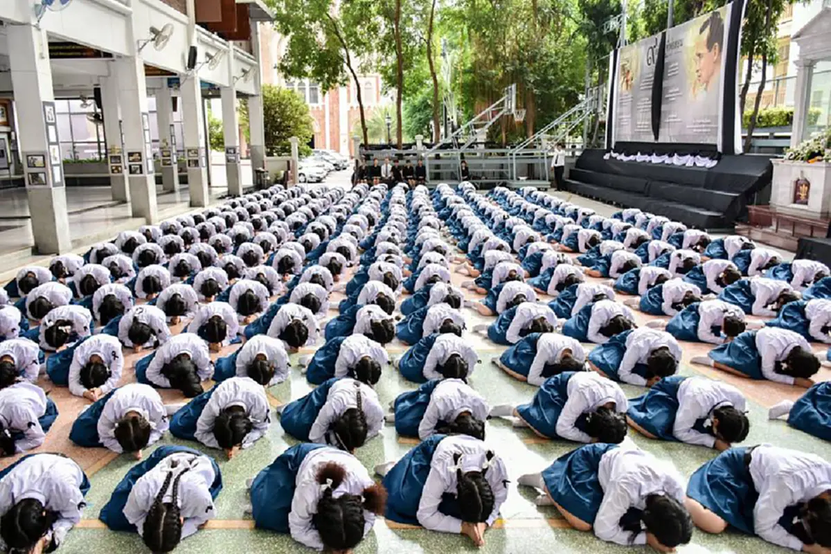 พร้อมเพรียง อย่างงดงาม  รร.อัสสัมชัญคอนแวนต์ ร่วมกราบพระบรมฉายาลักษณ์-แปรอักษร ถวายความอาลัยในหลวง ร.9 (ภาพ+รายละเอียด)