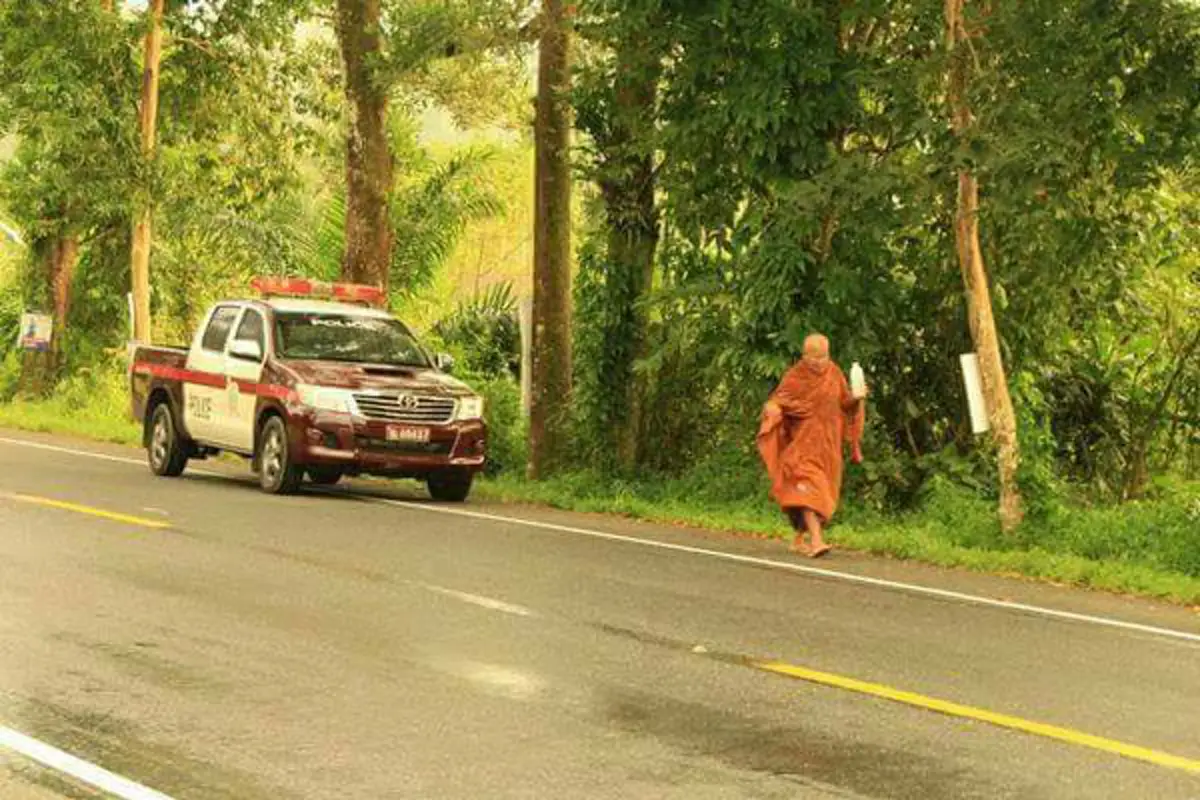 ว่อนโซเชียลฯ!! "หลวงพ่อ" เดินถือขวดน้ำ ไปตามถนน อย่างไม่มีหยุดพัก พอรู้สาเหตุ น้ำตาแทบไหล หยิบมือถือแชร์ด่วน!!