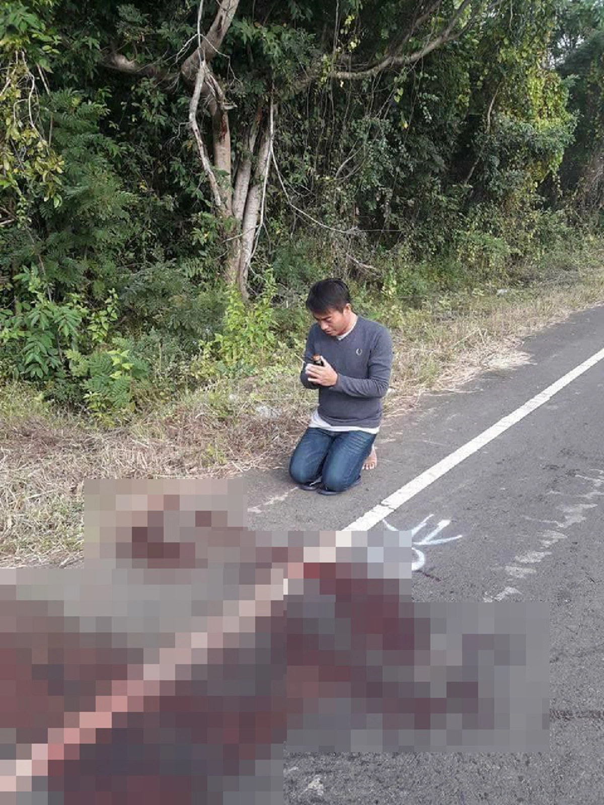  ช่วยจับคนร้ายให้ผมที.. โซเชียลฯแห่แชร์ ภาพสุดสะเทือนใจ หนุ่มนั่งไหว้คราบเลือดพ่อ หลังโดนรถชนดับคาที่ แต่คนร้ายลอยนวล!! 