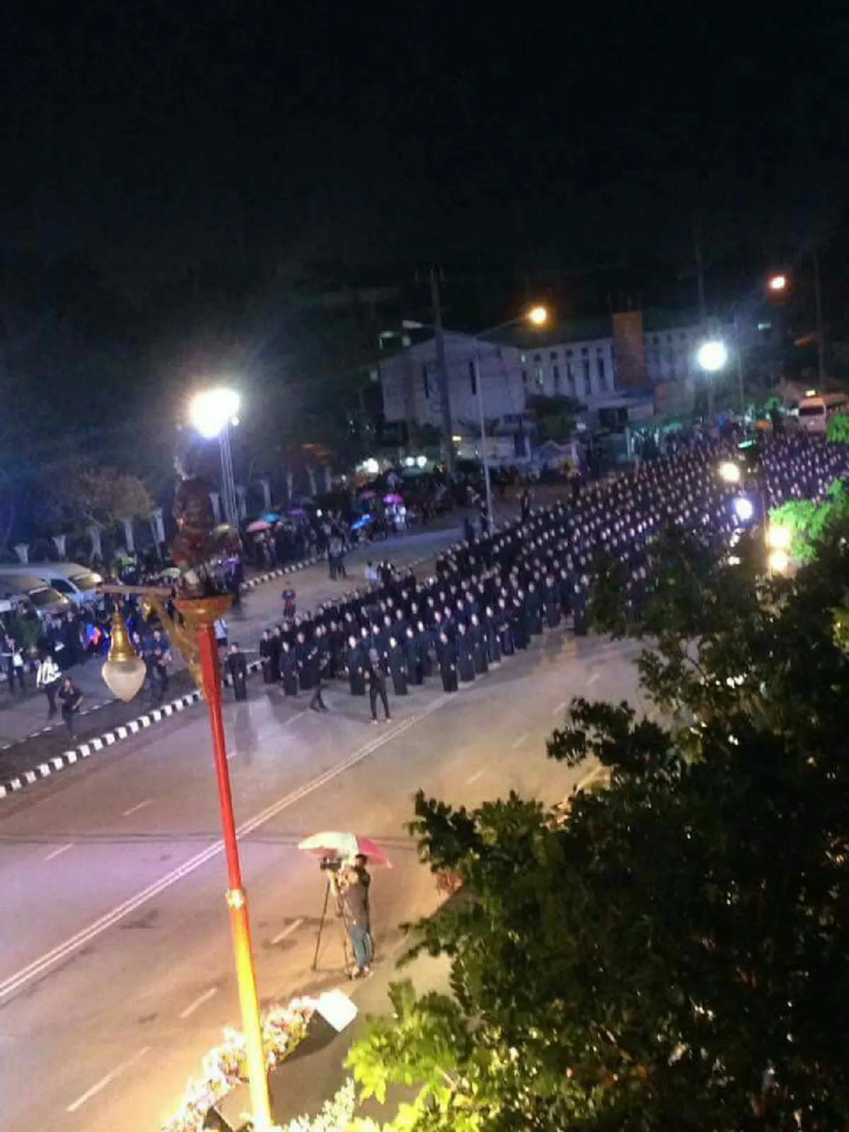 สุดซึ้งใจ แม้ฝนตกก็ไม่ท้อ!! ชาวอุดรกว่า 1 พัน ร่วมร้องเพลงสรรเสริญและรำถวายอาลัย ในหลวง ร.9 ท่ามกลางฝนที่ตกอย่างหนัก