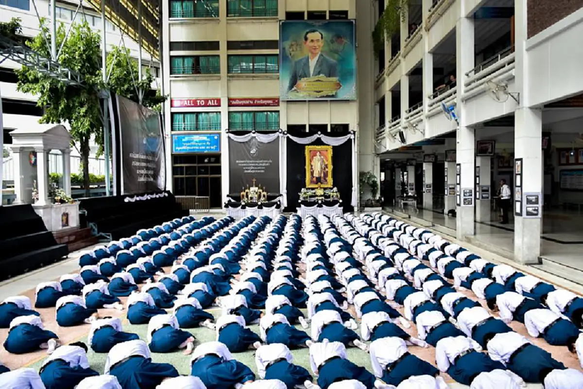 พร้อมเพรียง อย่างงดงาม  รร.อัสสัมชัญคอนแวนต์ ร่วมกราบพระบรมฉายาลักษณ์-แปรอักษร ถวายความอาลัยในหลวง ร.9 (ภาพ+รายละเอียด)