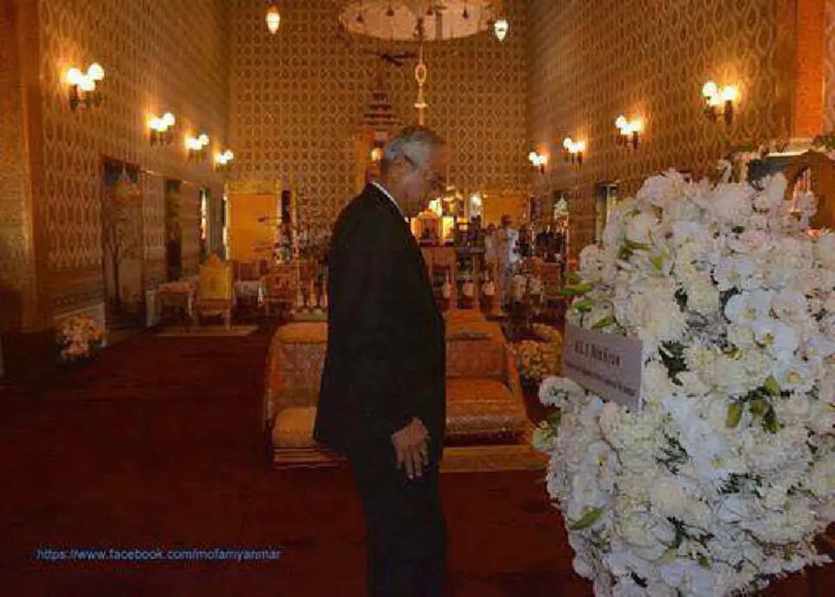 อู ถิ่นจอ ประธานาธิบดีเมียนมา วางพวงมาลาถวายสักการะพระบรมศพ "ในหลวงร. 9" ขณะภาพชาวบ้านร่ำไห้ต่อหน้าพระบรมฉายาลักษณ์ "พ่อหลวง" ถูกแชร์ไม่หยุด
