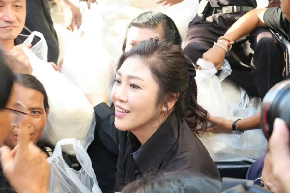 ไหนว่ามาขายข้าว แต่พอฟังยิ่งลักษณ์ นี่มันเหมือนมาหาเสียงเลย ...ตีบทอ้อนพ่อยก แม่ยก คิดถึง ไม่ได้เจอกันนาน