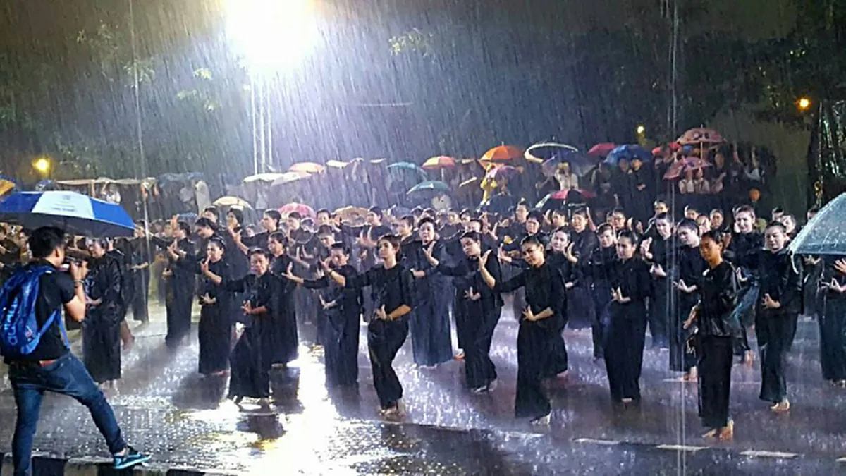 สุดซึ้งใจ แม้ฝนตกก็ไม่ท้อ!! ชาวอุดรกว่า 1 พัน ร่วมร้องเพลงสรรเสริญและรำถวายอาลัย ในหลวง ร.9 ท่ามกลางฝนที่ตกอย่างหนัก