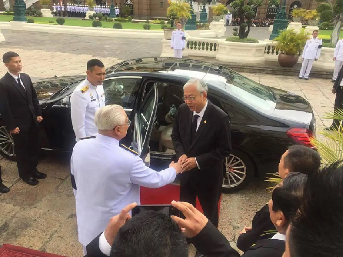 อู ถิ่นจอ ประธานาธิบดีเมียนมา วางพวงมาลาถวายสักการะพระบรมศพ "ในหลวงร. 9" ขณะภาพชาวบ้านร่ำไห้ต่อหน้าพระบรมฉายาลักษณ์ "พ่อหลวง" ถูกแชร์ไม่หยุด