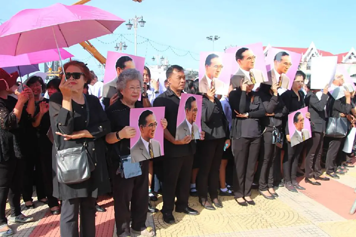 สุดยิ่งใหญ่  !!!พสกนิกรภาคใต้ หลายหมื่นคน แปลอักษร รวมใจเป็นหนึ่ง ถวายความอาลัย "ในหลวง รัชกาลที่ 9"  