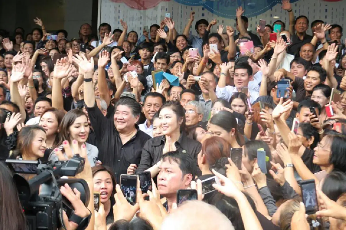 ไหนว่ามาขายข้าว แต่พอฟังยิ่งลักษณ์ นี่มันเหมือนมาหาเสียงเลย ...ตีบทอ้อนพ่อยก แม่ยก คิดถึง ไม่ได้เจอกันนาน
