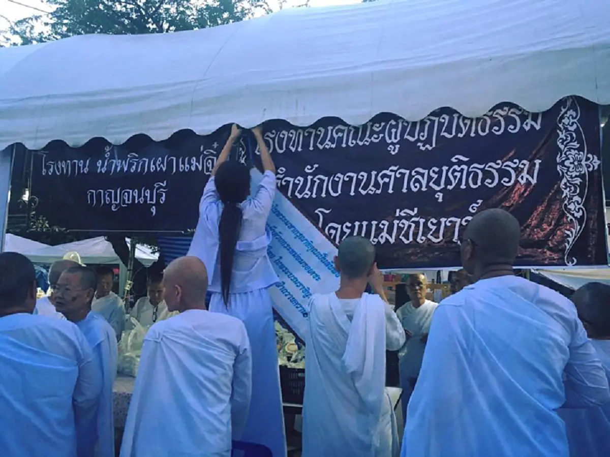  สลัดทุกภาพจำเซ็กซี่!!!ลุ๊คใหม่คนดี" จ๊ะ อาร์สยาม"บวชชีพราหมณ์ถวายเป็นพระราชกุศลแด่"องค์พ่อหลวง"ล่าสุดร่วมเป็นจิตอาสาแจกอาหารปชช.ที่สนามหลวง