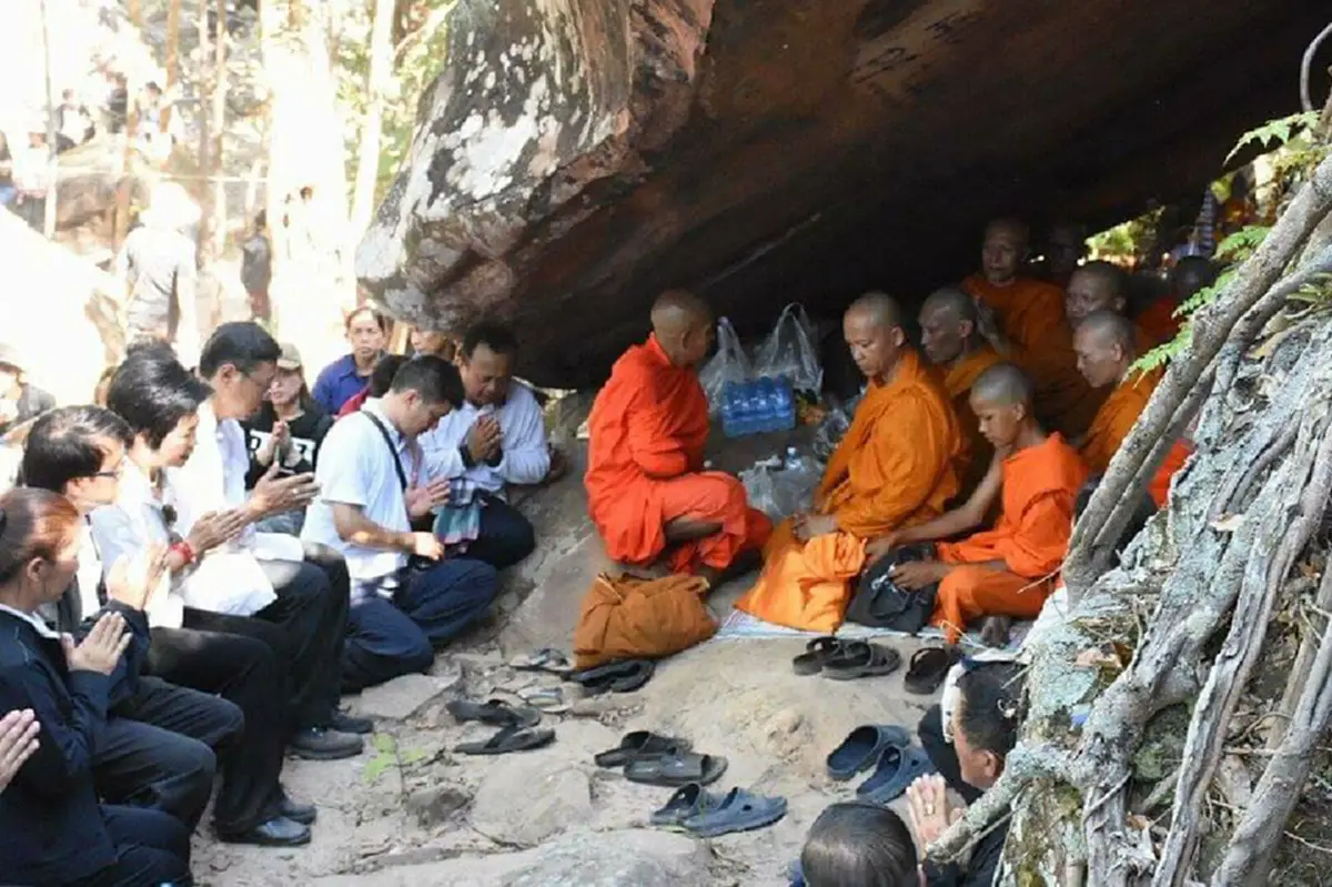 สูงสุดเสียว!!ผู้ว่าเมืองสองแคว นำชาวบ้านแห่ธงขึ้นเขาช้างล้วง สืบทอดประเพณีปักธงชัยโบราณ ระลึกถึงพ่อขุนบางกลางท่าว เจ้าเมืองในอดีต