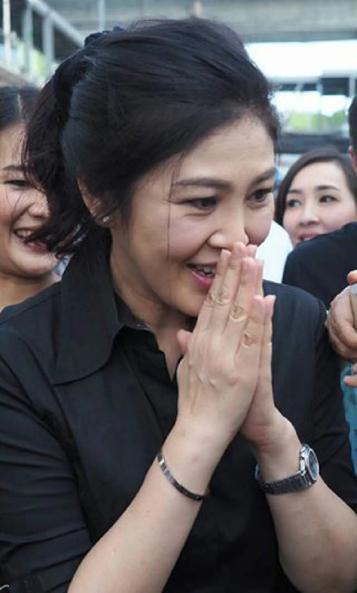 ไหนว่ามาขายข้าว แต่พอฟังยิ่งลักษณ์ นี่มันเหมือนมาหาเสียงเลย ...ตีบทอ้อนพ่อยก แม่ยก คิดถึง ไม่ได้เจอกันนาน