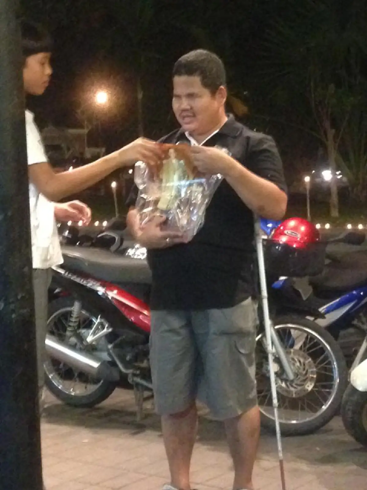 ใครเห็นก็อดน้ำตาไหลไม่ได้!! หนุ่มตาบอดเดินแจกภาพพระบรมฉายาลักษณ์ "ในหลวง ร.9" แม้อาจจะไม่เคยเห็นท่านมาก่อน!! 