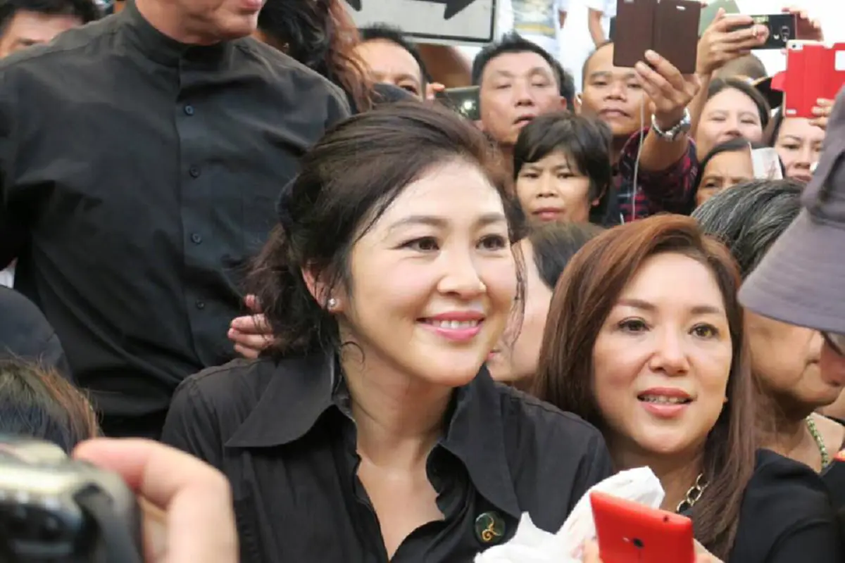 ไหนว่ามาขายข้าว แต่พอฟังยิ่งลักษณ์ นี่มันเหมือนมาหาเสียงเลย ...ตีบทอ้อนพ่อยก แม่ยก คิดถึง ไม่ได้เจอกันนาน